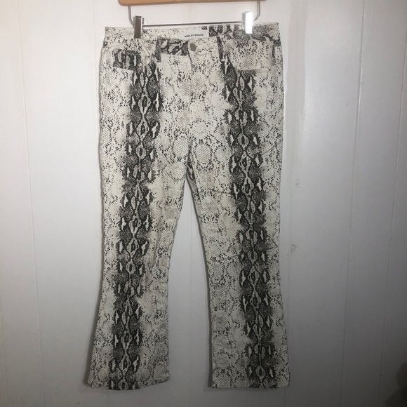 - Womens White/Grey stretchy Capris Post. LikeNEW 11 - Picture 1 of 6